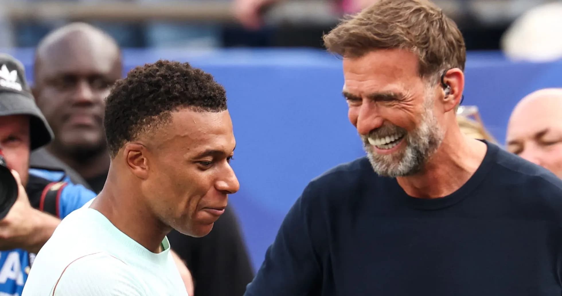 Kylian Mbappé et entraîneur souriant lors d'un événement Kylian Mbappé et entraîneur souriant lors d'un événement