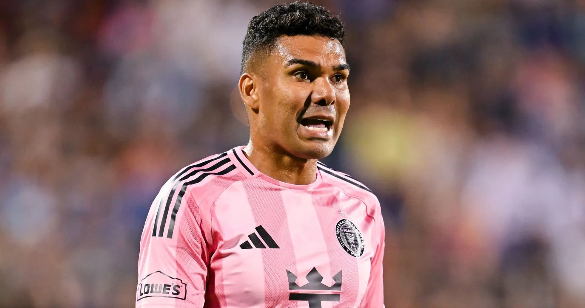 Joueur en maillot rose s'exprimant sur le terrain Joueur en maillot rose s'exprimant sur le terrain