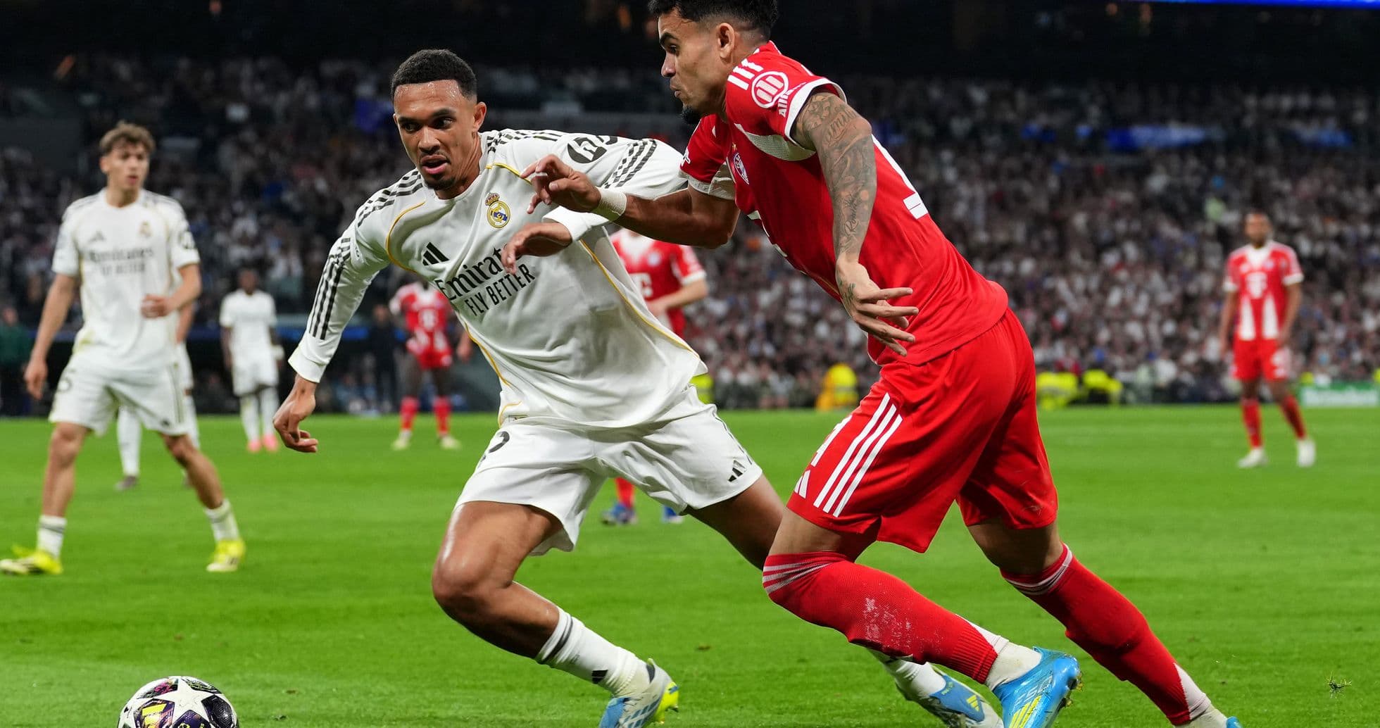 Joueurs de Real Madrid et Bayern en action Joueurs de Real Madrid et Bayern en action