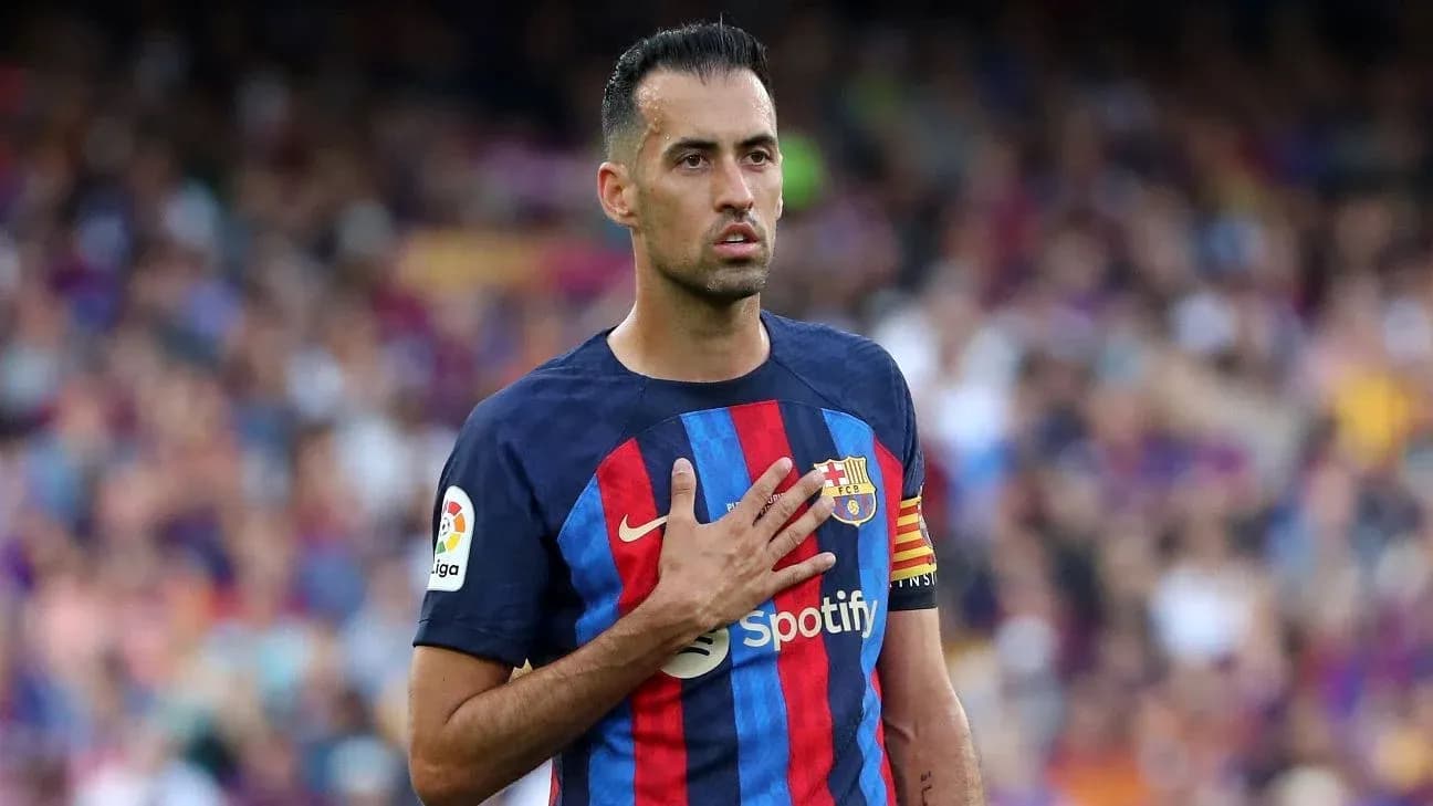 Joueur de FC Barcelone avec le maillot à rayures Joueur de FC Barcelone avec le maillot à rayures