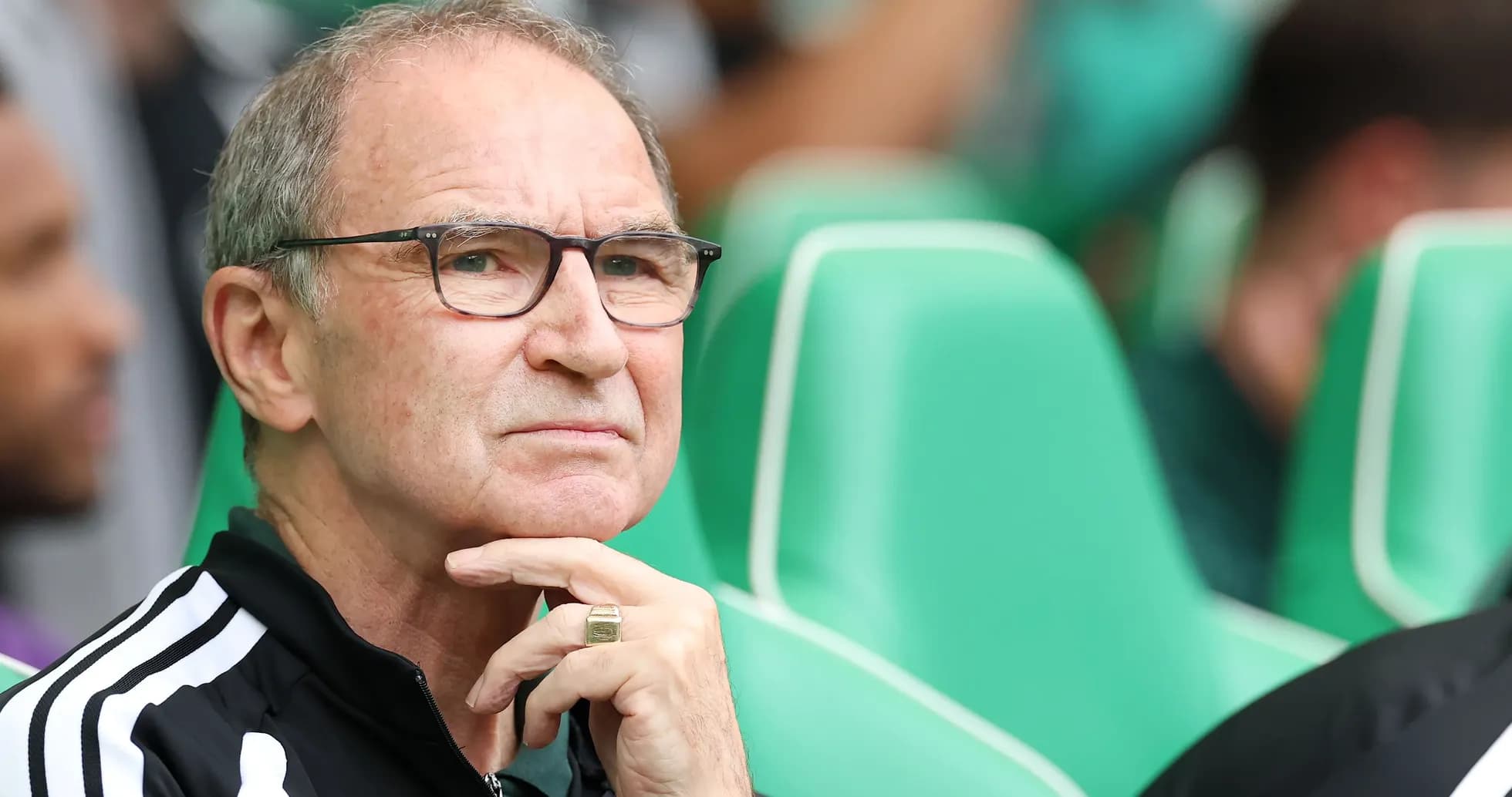 Entraîneur observant le match depuis le banc Entraîneur observant le match depuis le banc