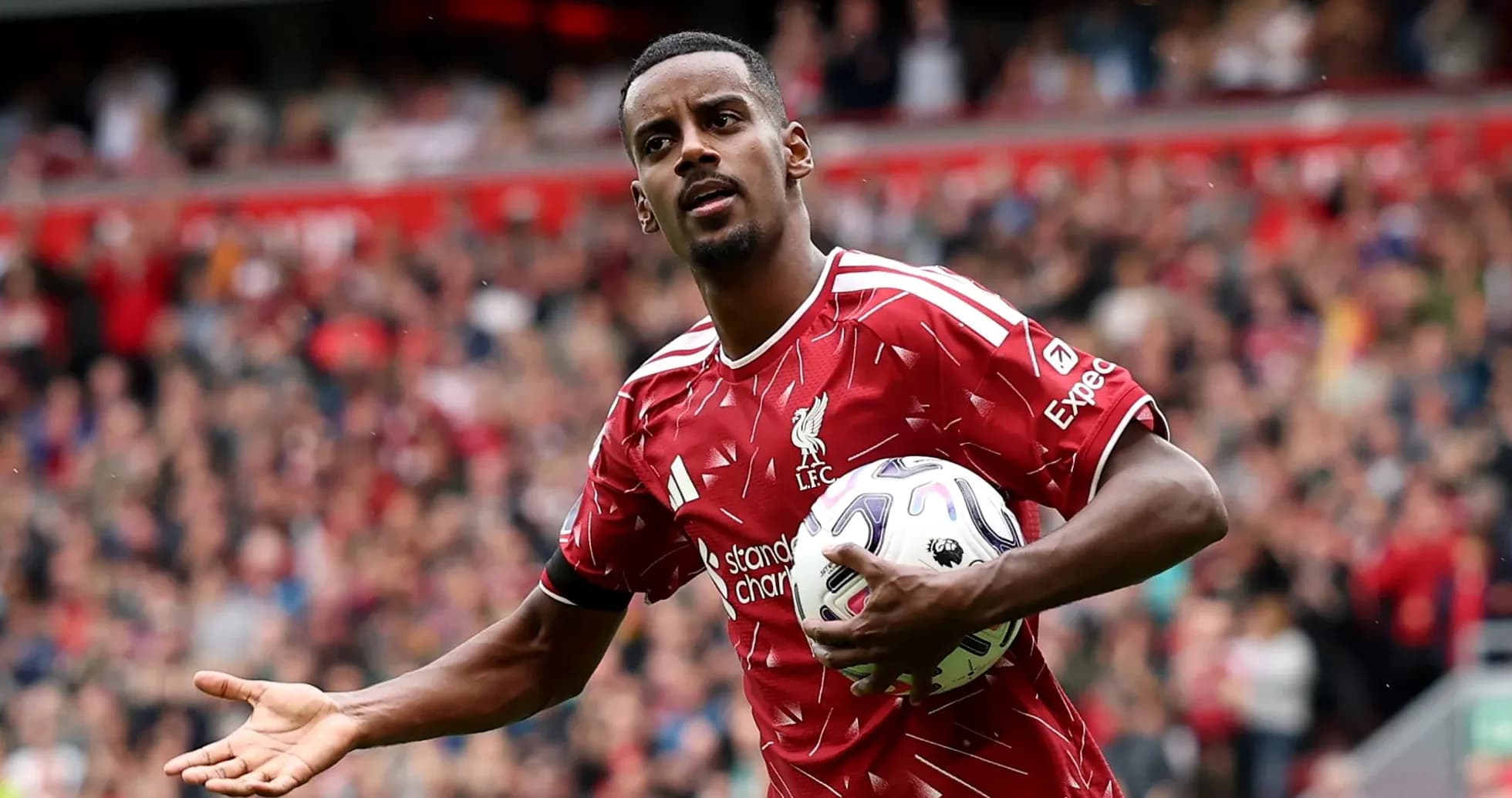 Joueur de Liverpool avec le ballon sur le terrain Joueur de Liverpool avec le ballon sur le terrain