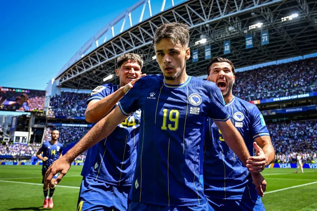 Joueurs de Bosnie célébrant un but lors d'un match Joueurs de Bosnie célébrant un but lors d'un match