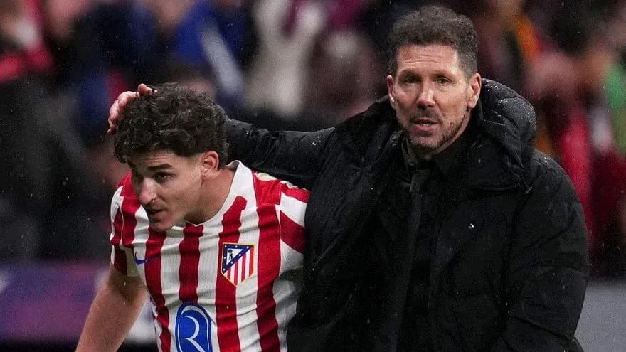 Joueur d'Atlético aidé par l'entraîneur sur le terrain Joueur d'Atlético aidé par l'entraîneur sur le terrain