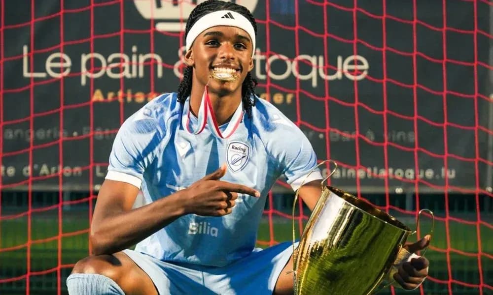 Joueur célébrant avec un trophée devant le but Joueur célébrant avec un trophée devant le but