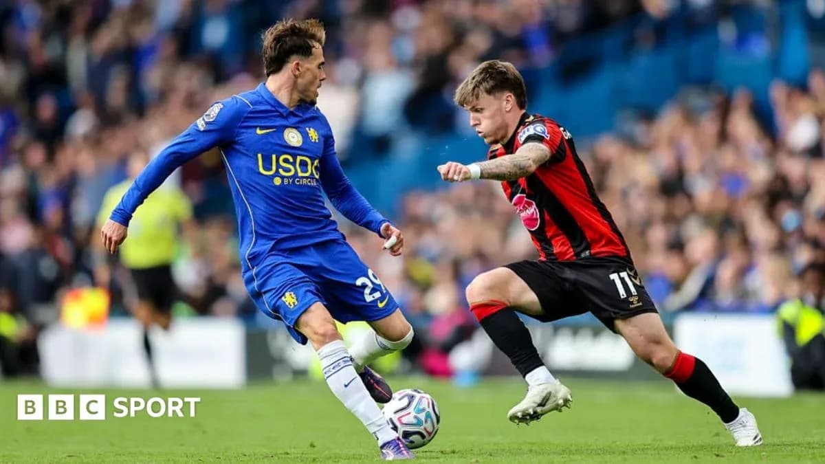 Joueur en bleu dribblant un adversaire en rouge Joueur en bleu dribblant un adversaire en rouge