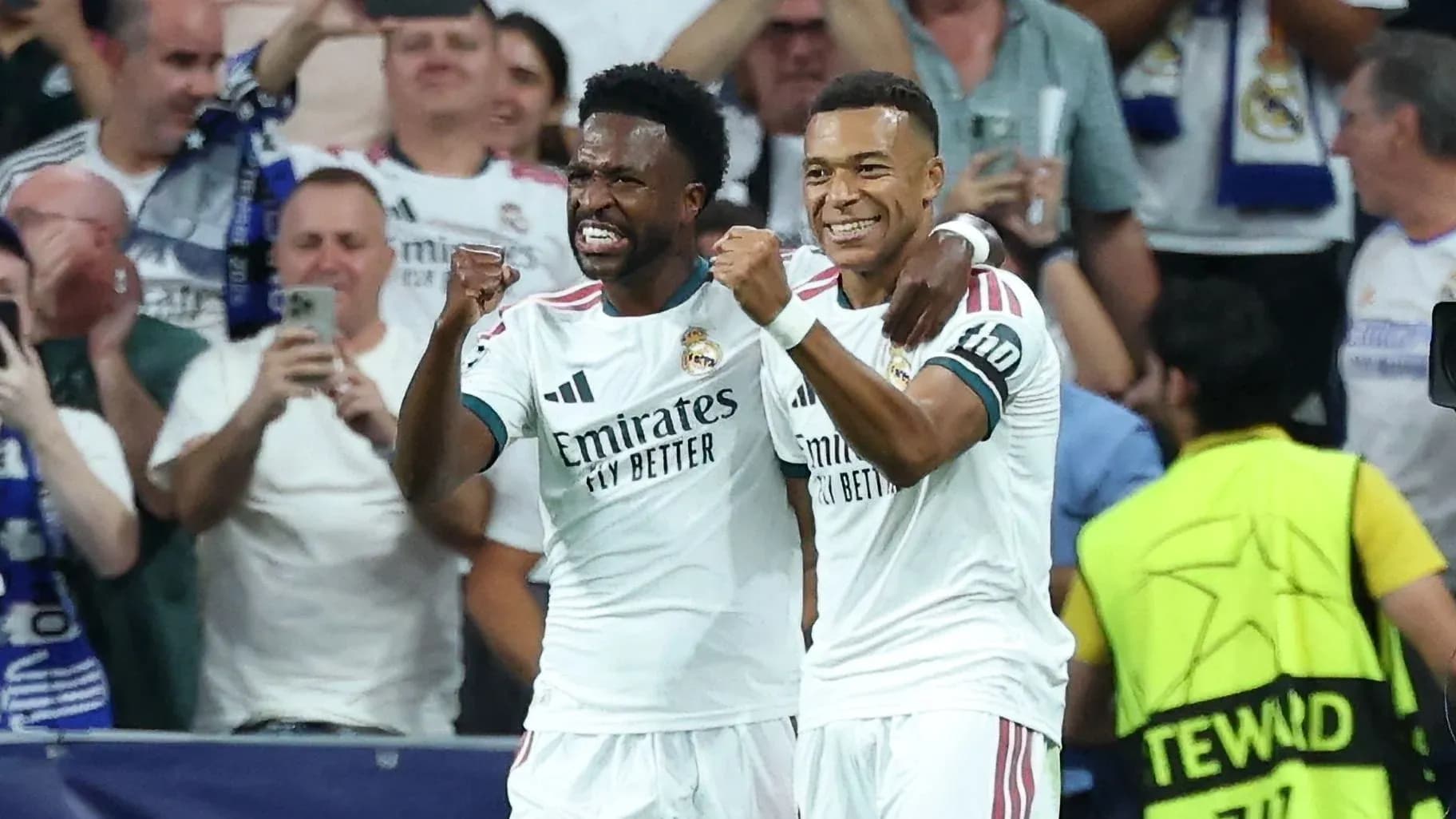 Joueurs du Real Madrid célébrant un but ensemble Joueurs du Real Madrid célébrant un but ensemble
