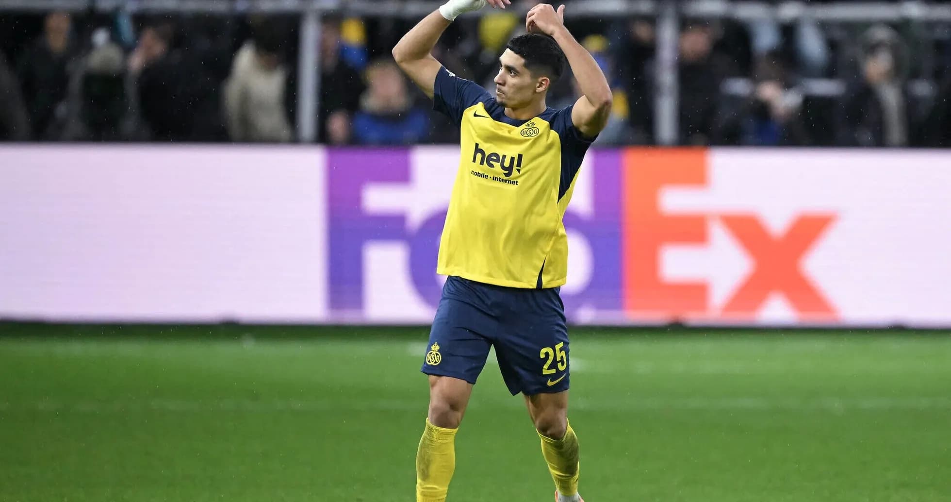 Joueur célébrant sur le terrain après un match Joueur célébrant sur le terrain après un match