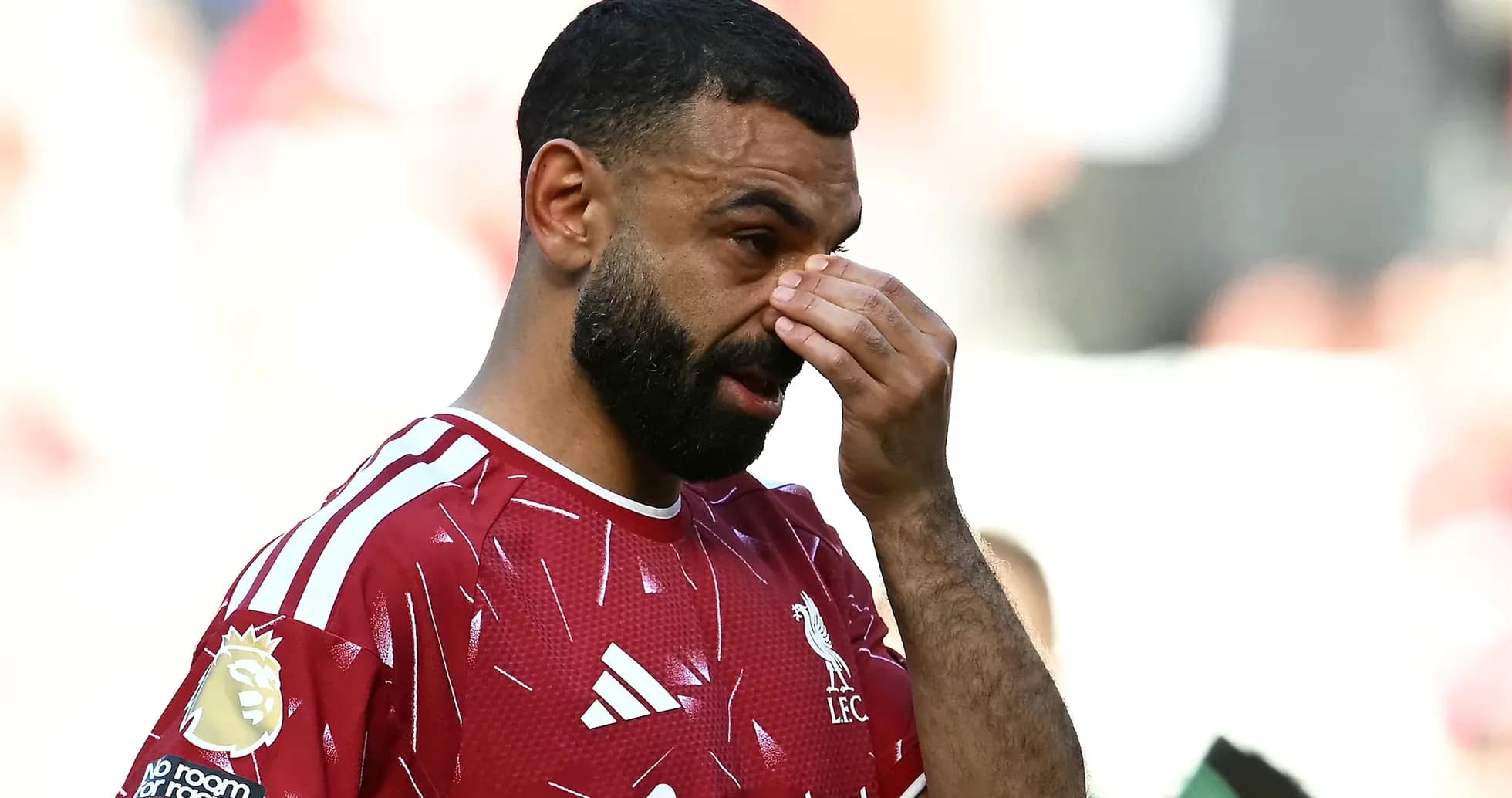 Joueur de Liverpool touchant son visage sur le terrain Joueur de Liverpool touchant son visage sur le terrain