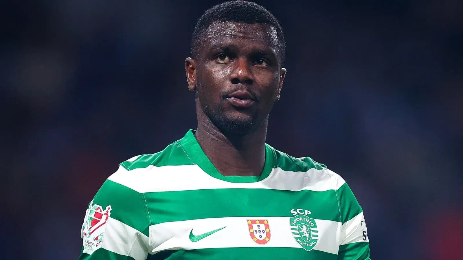 Joueur de football en maillot vert et blanc Joueur de football en maillot vert et blanc