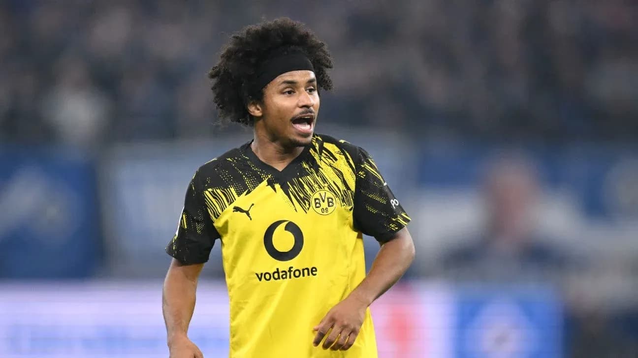 Joueur de Borussia Dortmund en action sur le terrain Joueur de Borussia Dortmund en action sur le terrain