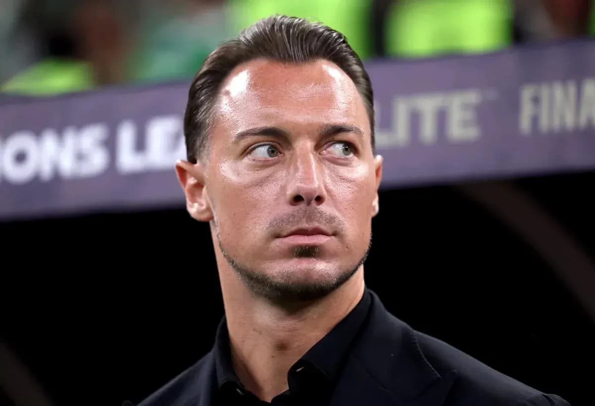 Entraîneur observant le match depuis le banc Entraîneur observant le match depuis le banc