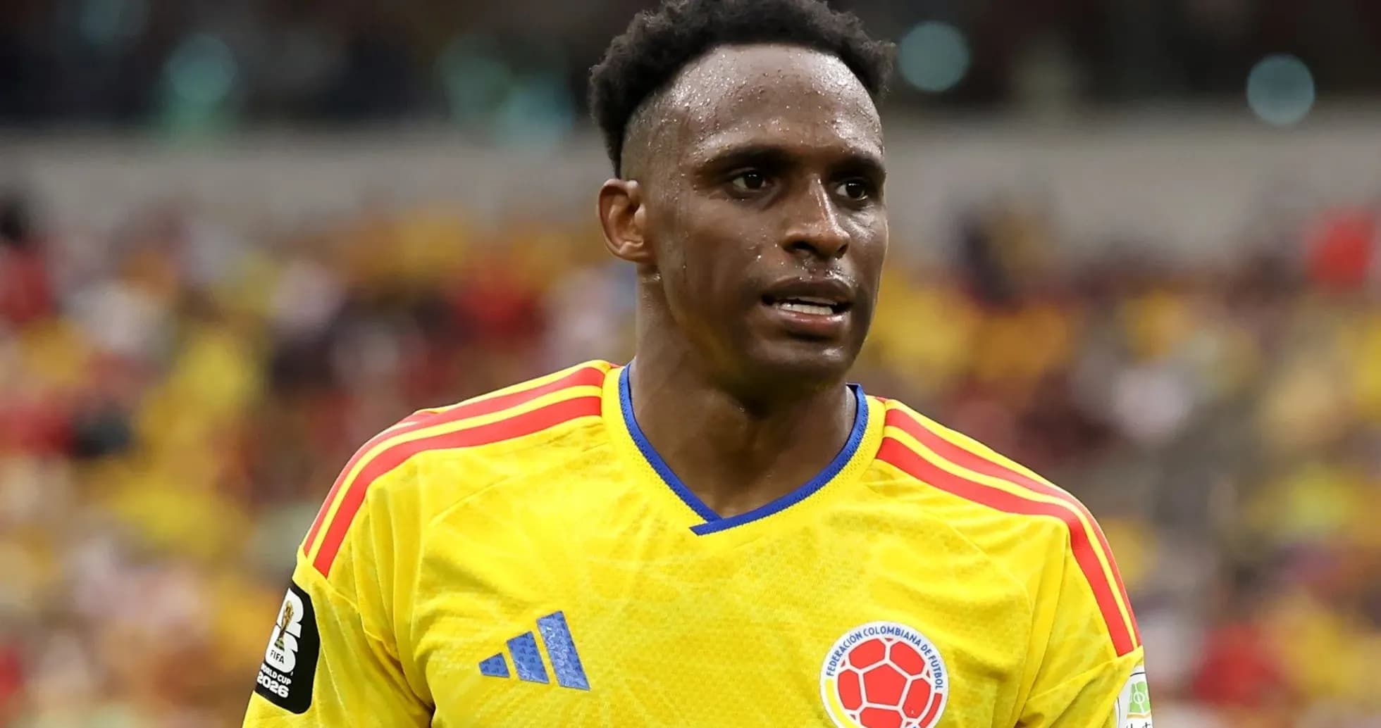 Joueur en maillot jaune de la Colombie sur le terrain Joueur en maillot jaune de la Colombie sur le terrain