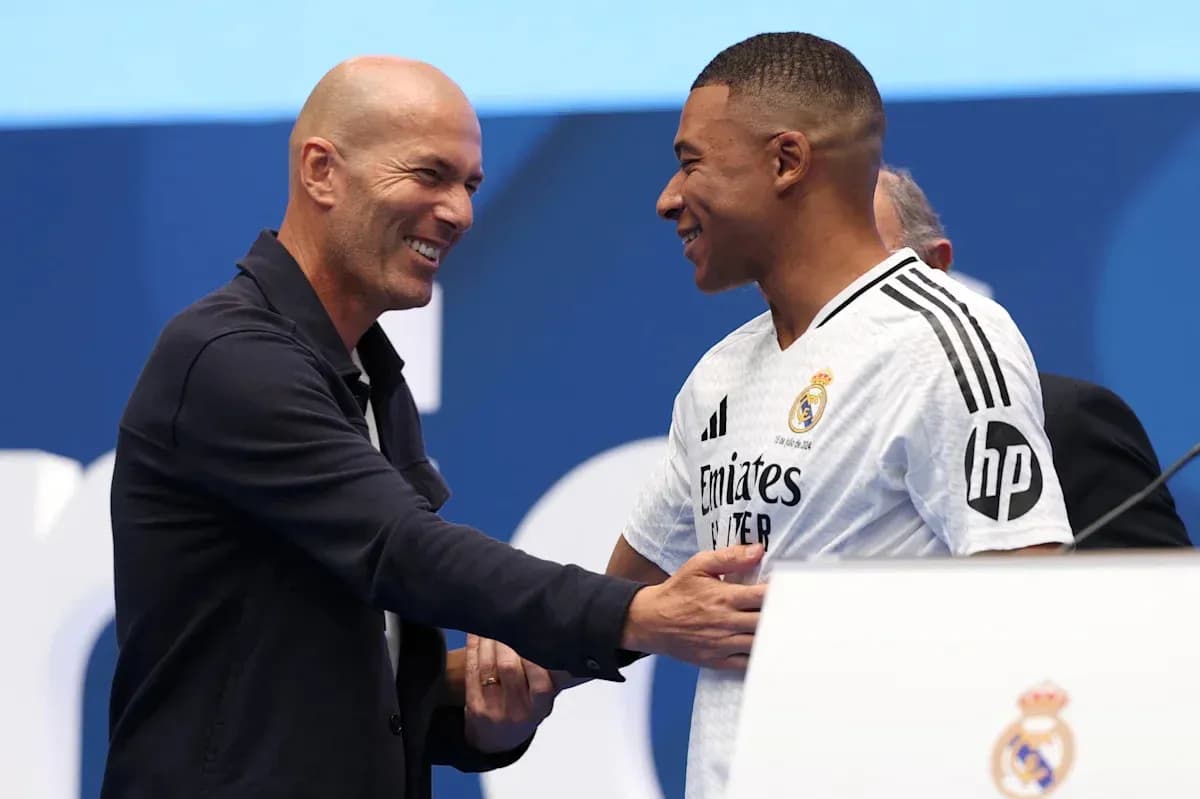Zinedine Zidane et Kylian Mbappé lors d'une cérémonie Zinedine Zidane et Kylian Mbappé lors d'une cérémonie