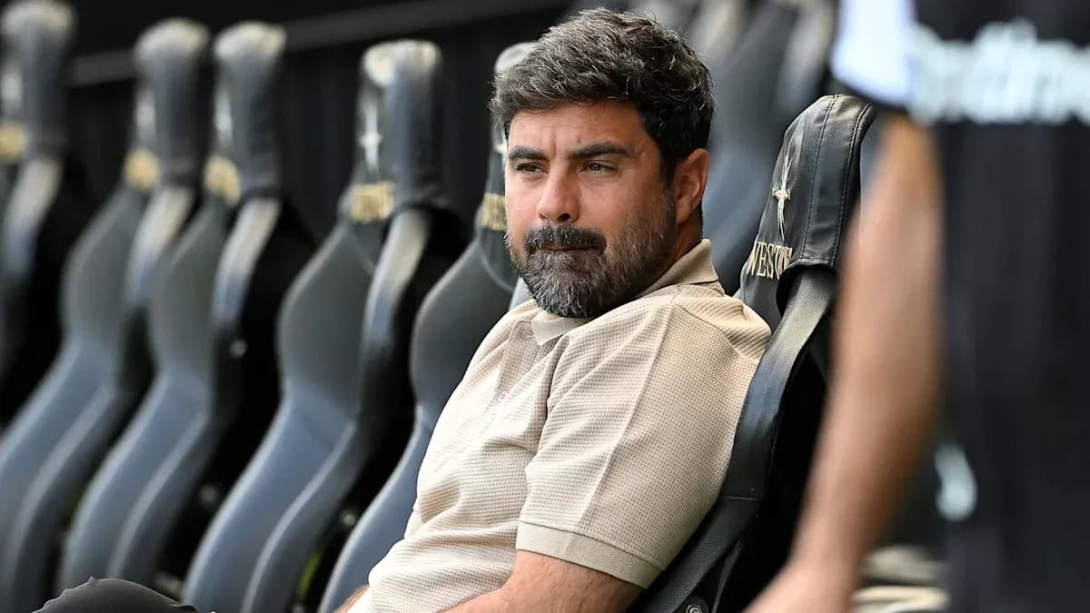 Entraîneur assis sur le banc de touche Entraîneur assis sur le banc de touche