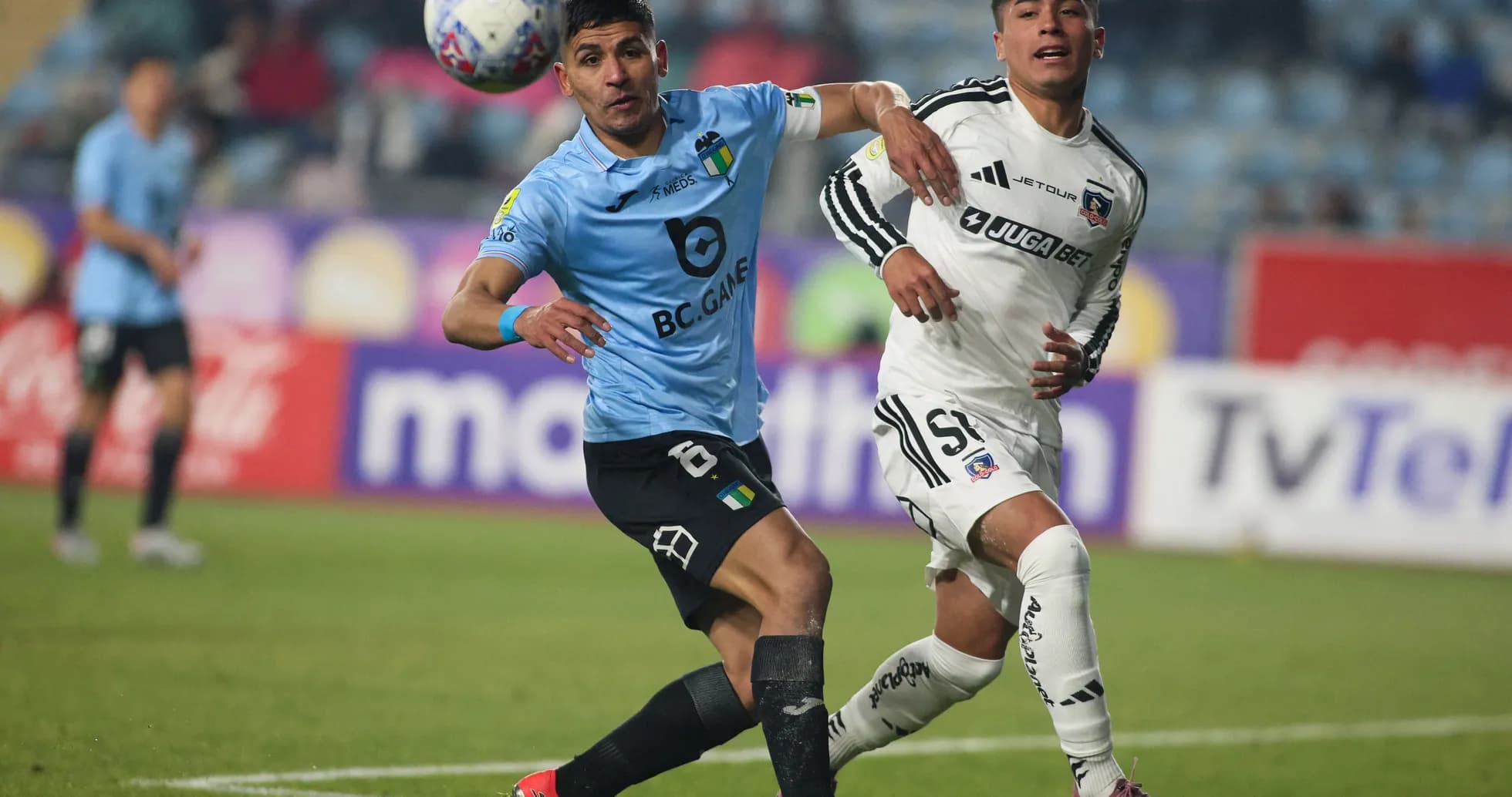 Joueurs de Colo Colo et O'Higgins en action Joueurs de Colo Colo et O'Higgins en action