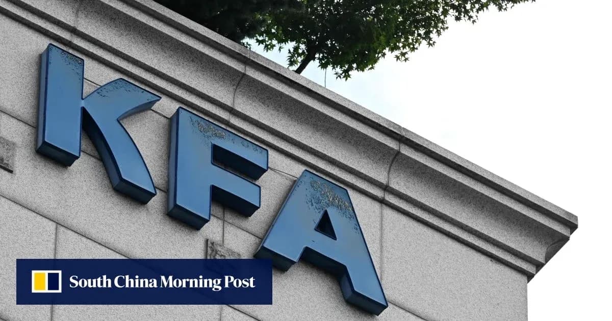 Panneau avec les lettres KFA sur un bâtiment Panneau avec les lettres KFA sur un bâtiment
