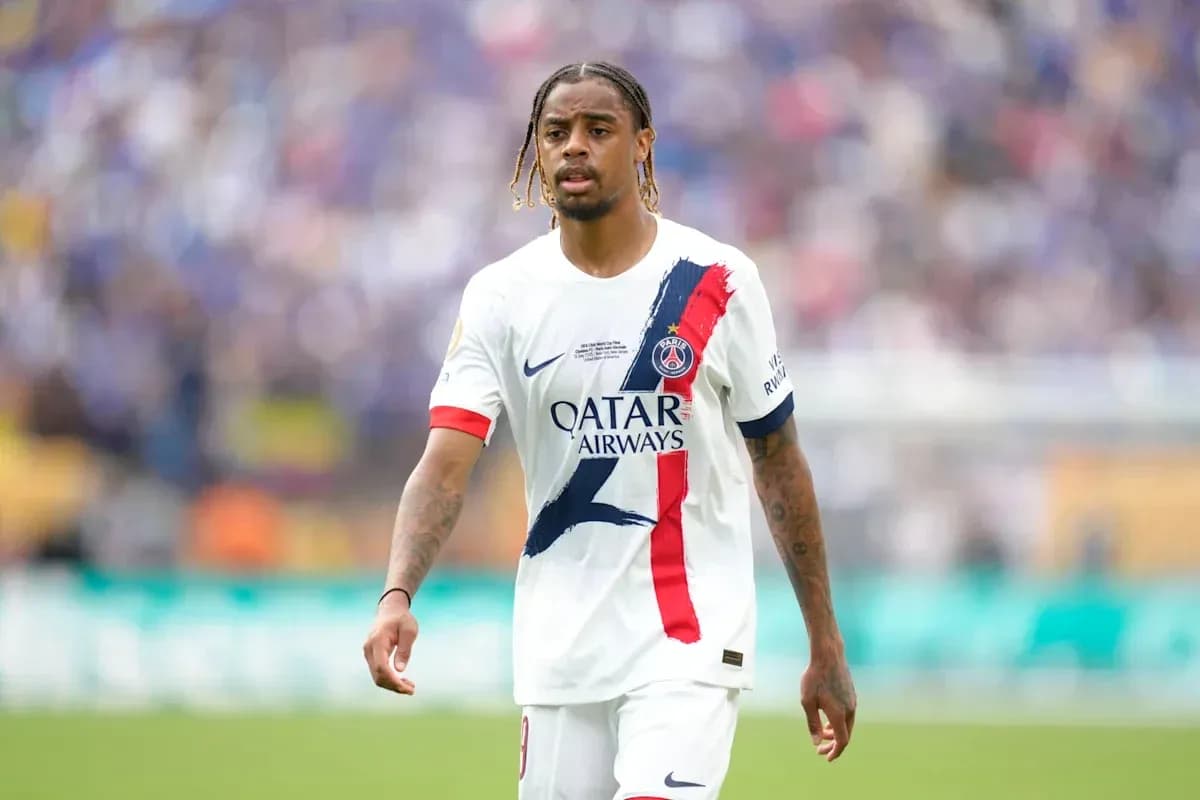 Joueur du PSG marchant sur le terrain Joueur du PSG marchant sur le terrain