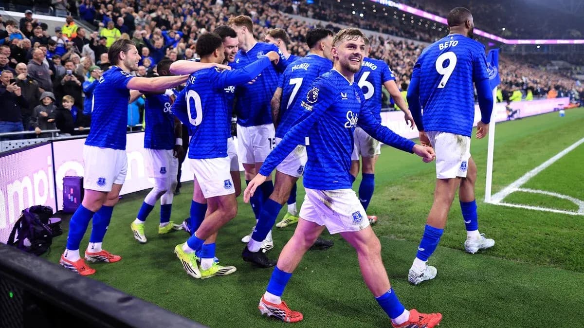 Joueurs d'Everton célébrant un but avec des fans Joueurs d'Everton célébrant un but avec des fans