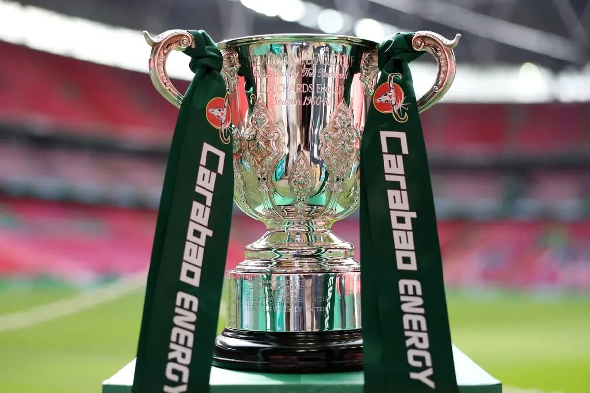 Trophée de la Carabao Cup sur un podium Trophée de la Carabao Cup sur un podium