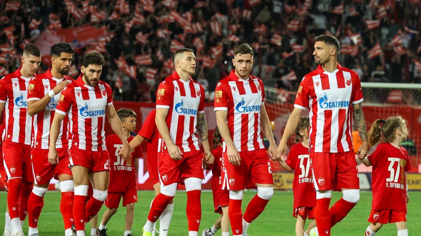 Joueurs de FK Crvena Zvezda entrant sur le terrain Joueurs de FK Crvena Zvezda entrant sur le terrain
