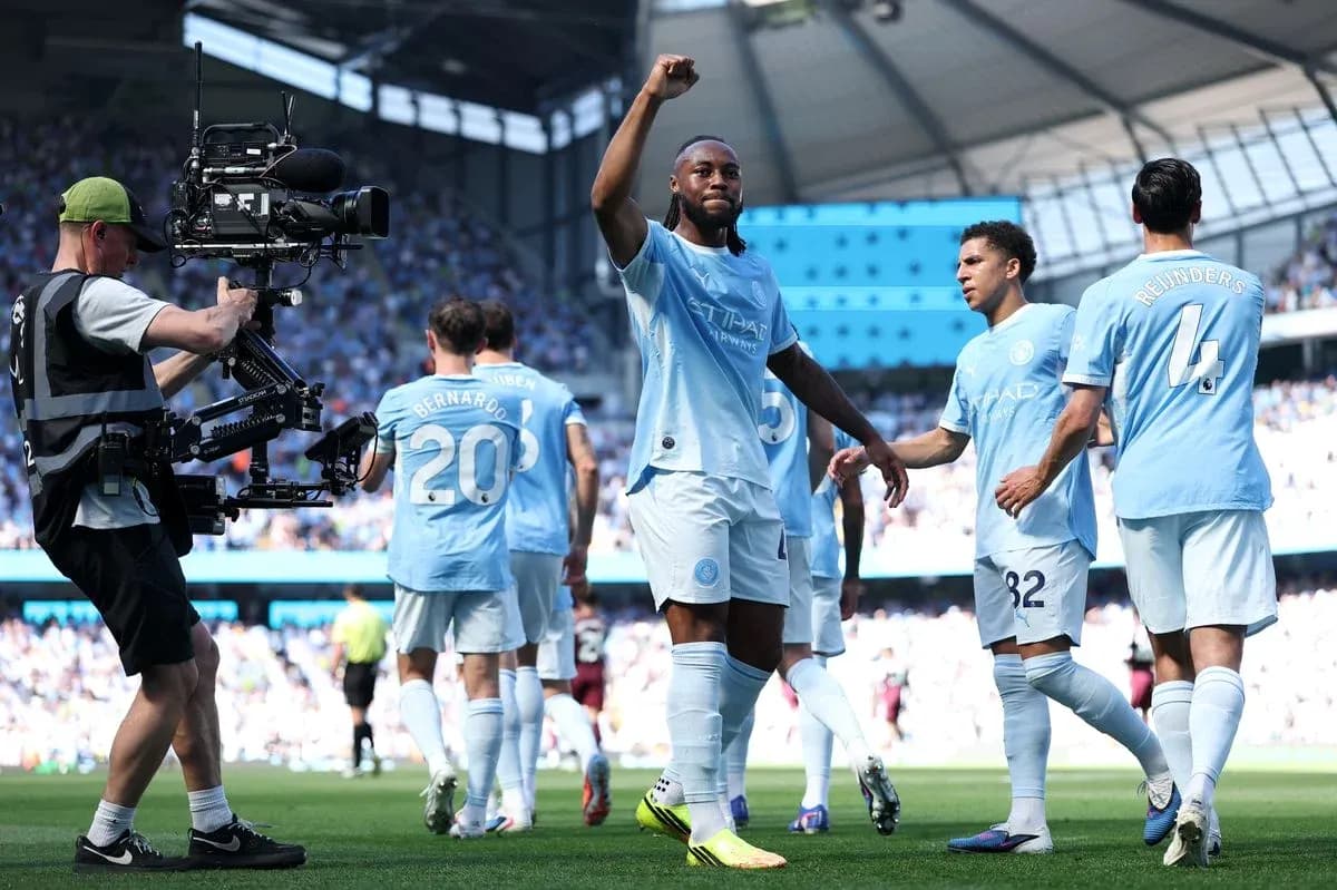 Joueurs de Manchester City célébrant un but Joueurs de Manchester City célébrant un but
