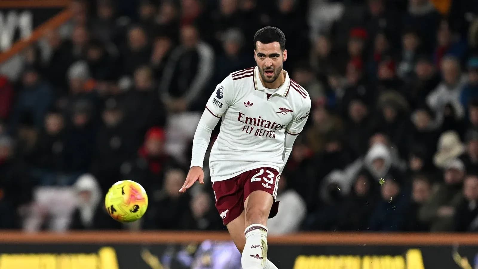 Joueur d'Arsenal contrôlant le ballon sur le terrain Joueur d'Arsenal contrôlant le ballon sur le terrain