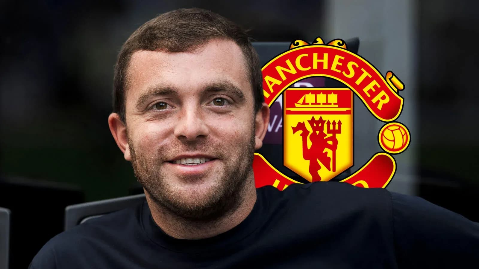 Homme souriant avec logo de Manchester United en arrière-plan Homme souriant avec logo de Manchester United en arrière-plan