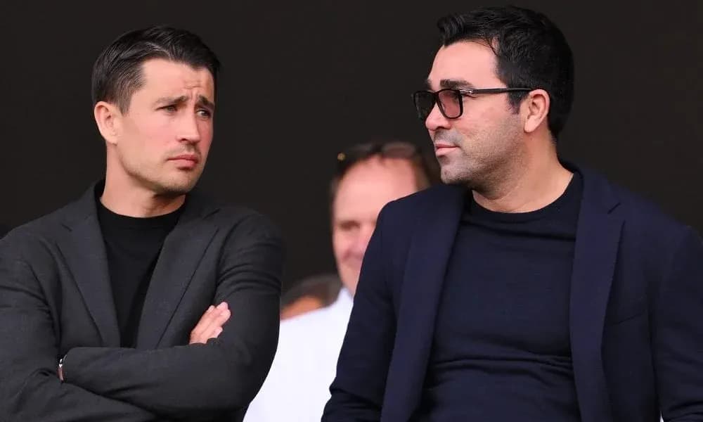 Deux hommes discutant en tribune lors d'un match Deux hommes discutant en tribune lors d'un match
