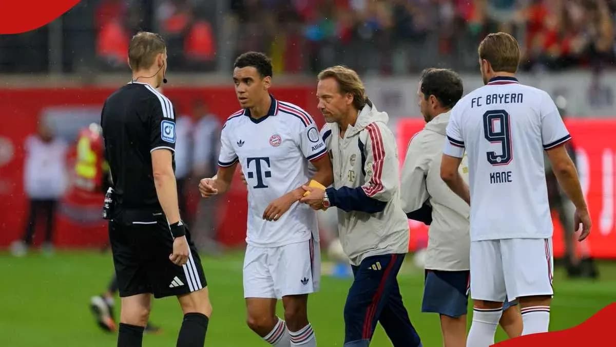 Joueur de Bayern Munich discutant avec l'arbitre Joueur de Bayern Munich discutant avec l'arbitre