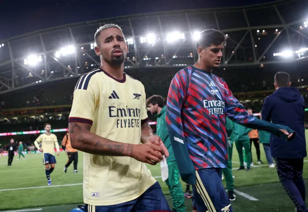 Joueurs d'Arsenal quittant le terrain après le match Joueurs d'Arsenal quittant le terrain après le match