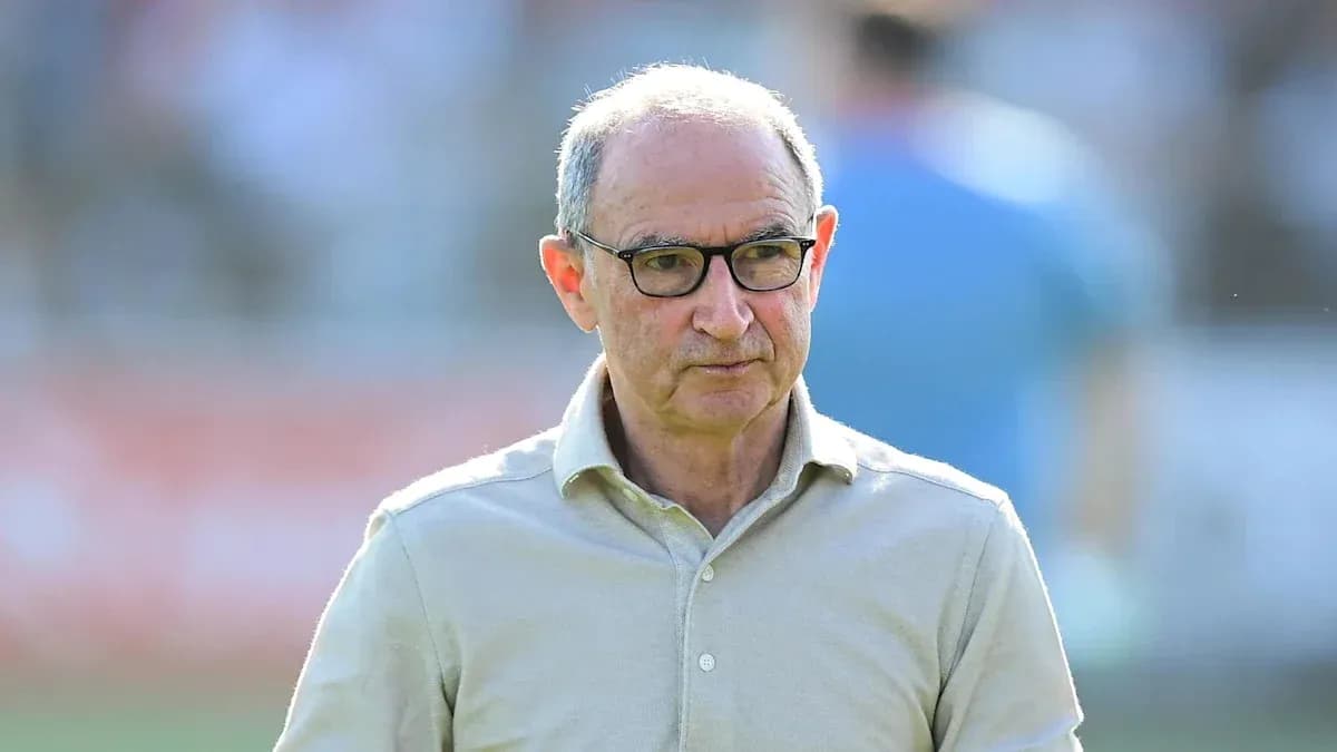 Entraîneur observant le match depuis le bord du terrain Entraîneur observant le match depuis le bord du terrain