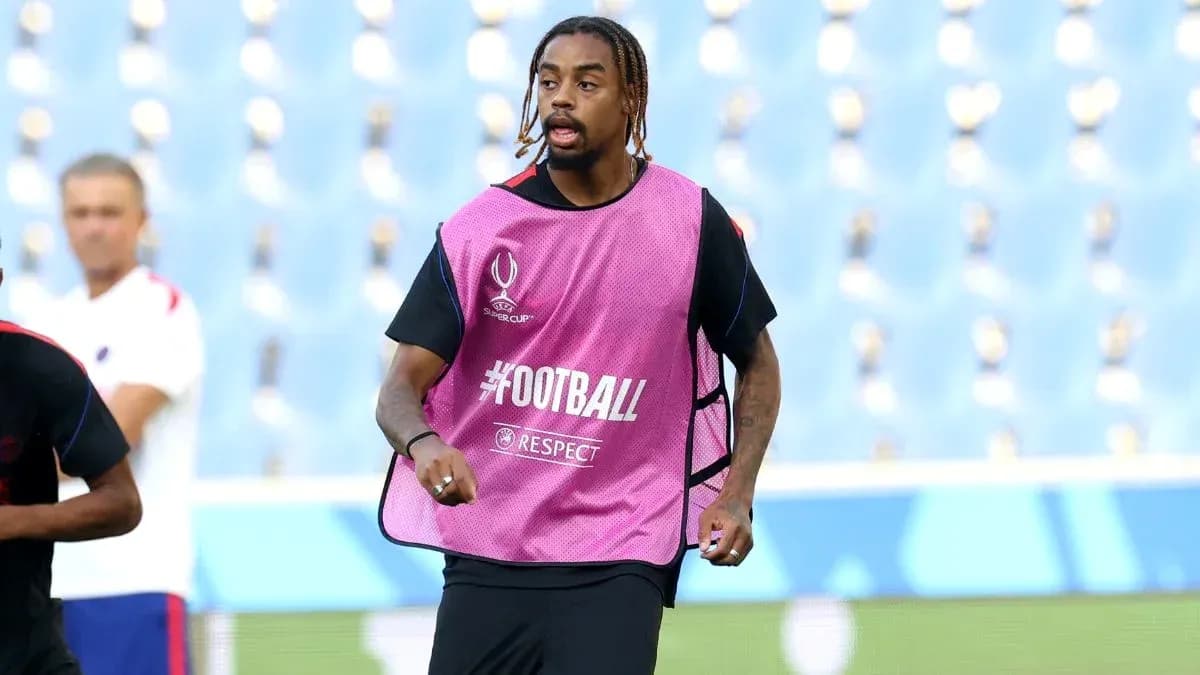 Joueur s'entraînant avec un gilet rose sur le terrain Joueur s'entraînant avec un gilet rose sur le terrain