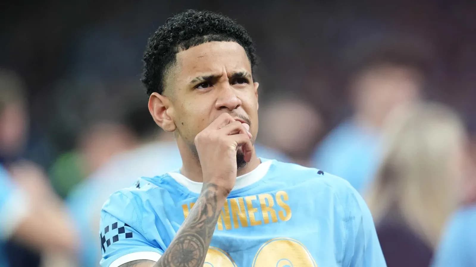 Joueur en tenue de match réfléchissant sur le terrain Joueur en tenue de match réfléchissant sur le terrain
