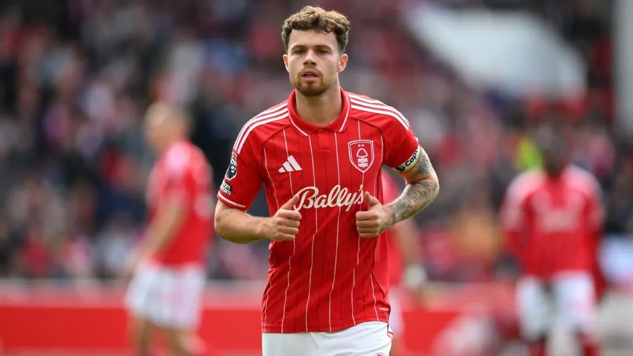 Joueur de Nottingham Forest courant sur le terrain Joueur de Nottingham Forest courant sur le terrain