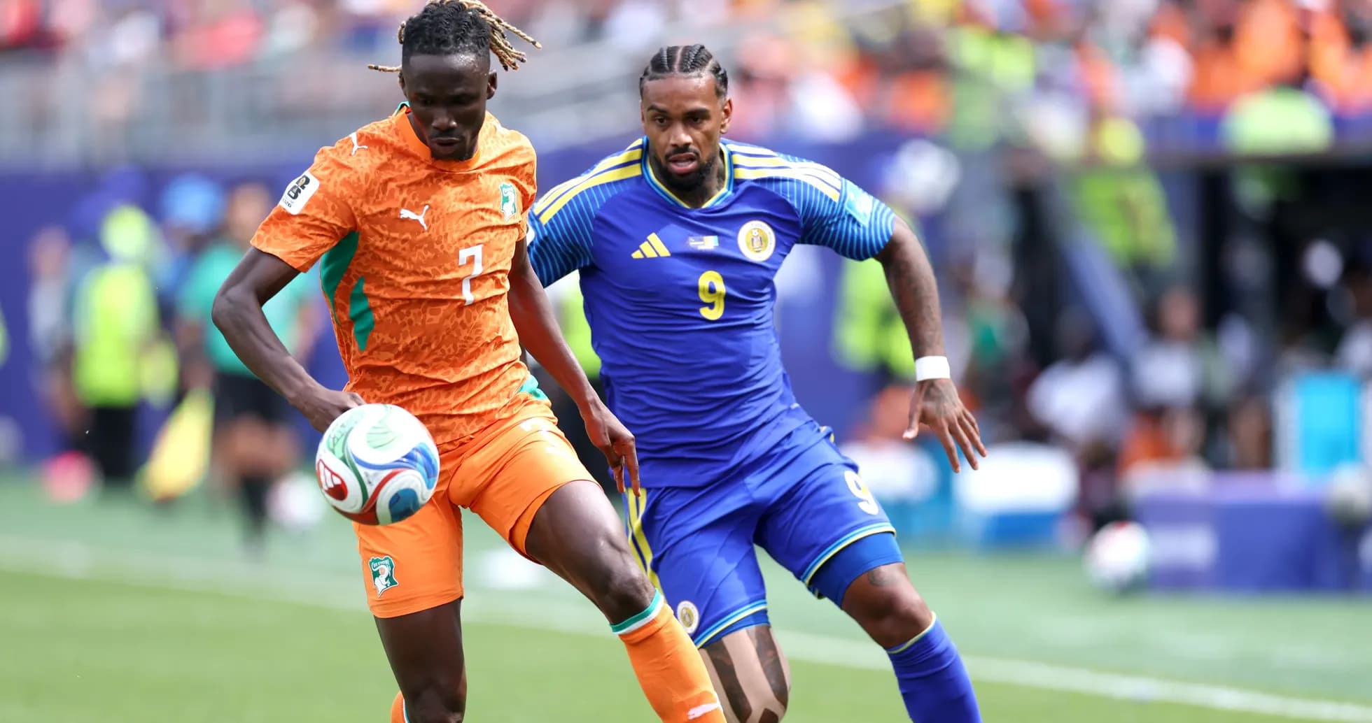 Joueurs en action lors d'un match de football Joueurs en action lors d'un match de football