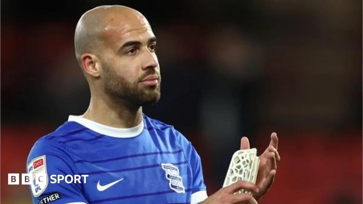 Joueur de Birmingham City applaudissant après le match Joueur de Birmingham City applaudissant après le match