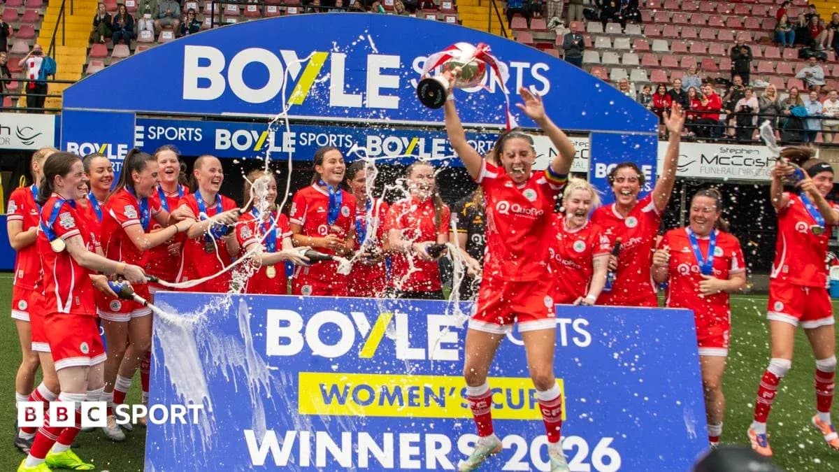 Équipe célébrant la victoire avec un trophée Équipe célébrant la victoire avec un trophée