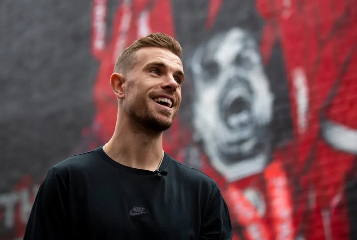 Joueur souriant devant une fresque murale Joueur souriant devant une fresque murale