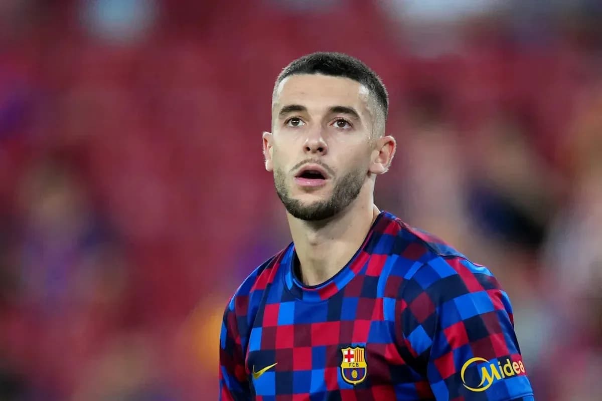 Joueur de Barcelone en maillot à carreaux pendant un match Joueur de Barcelone en maillot à carreaux pendant un match