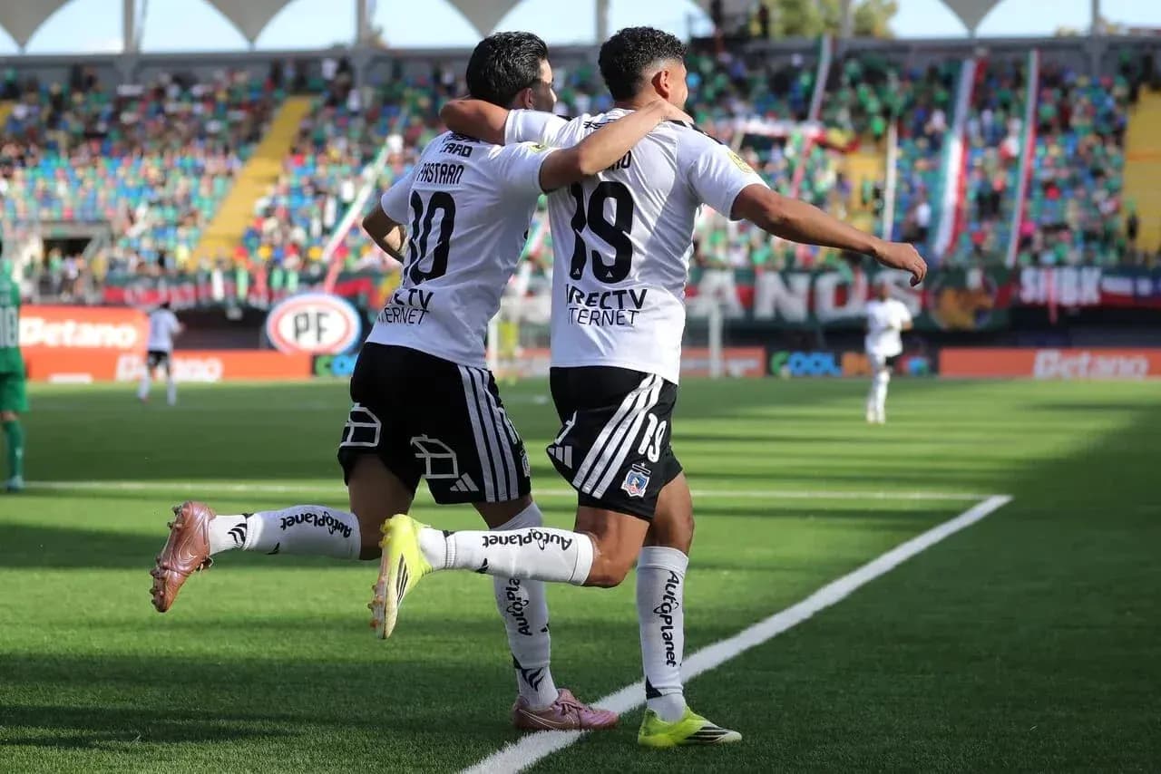 Joueurs de Colo Colo célébrant un but Joueurs de Colo Colo célébrant un but