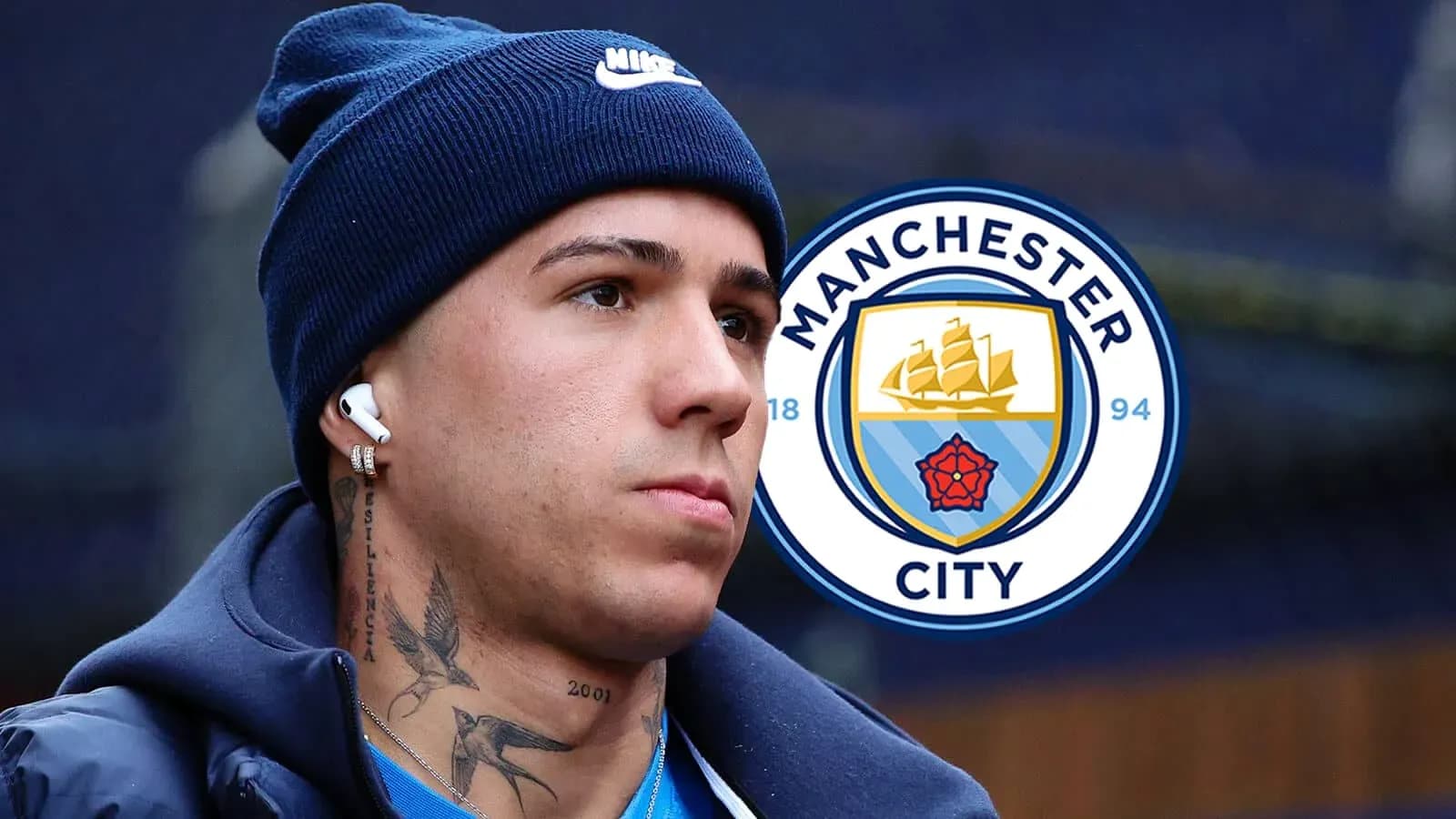 Joueur avec des écouteurs devant le logo de Manchester City Joueur avec des écouteurs devant le logo de Manchester City