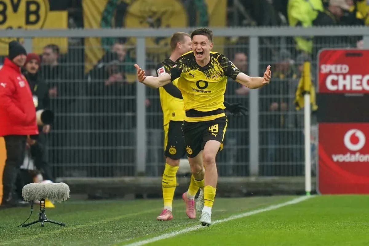 Joueur de Dortmund célébrant un but au stade Joueur de Dortmund célébrant un but au stade