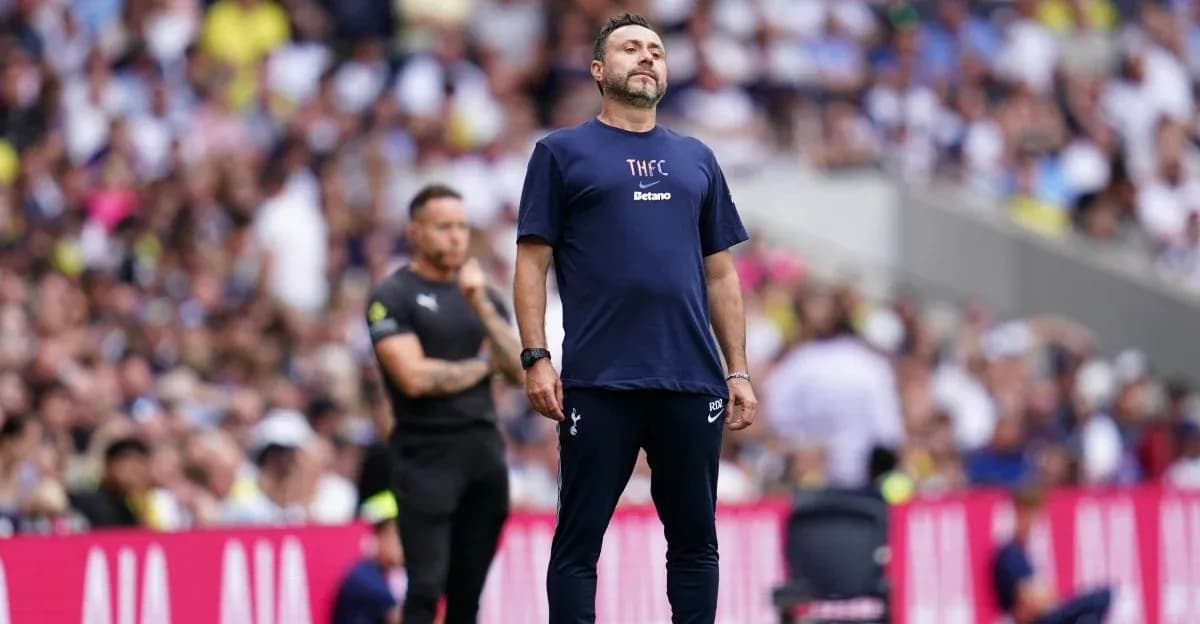 Entraîneur de Tottenham observant le match depuis la touche Entraîneur de Tottenham observant le match depuis la touche