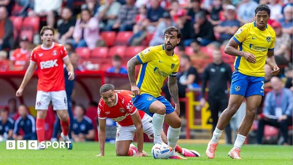 Joueurs en action lors d'un match de football Joueurs en action lors d'un match de football