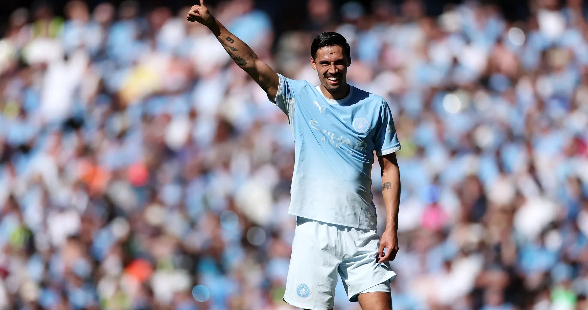 Joueur de Manchester City levant le pouce en signe d'approbation Joueur de Manchester City levant le pouce en signe d'approbation