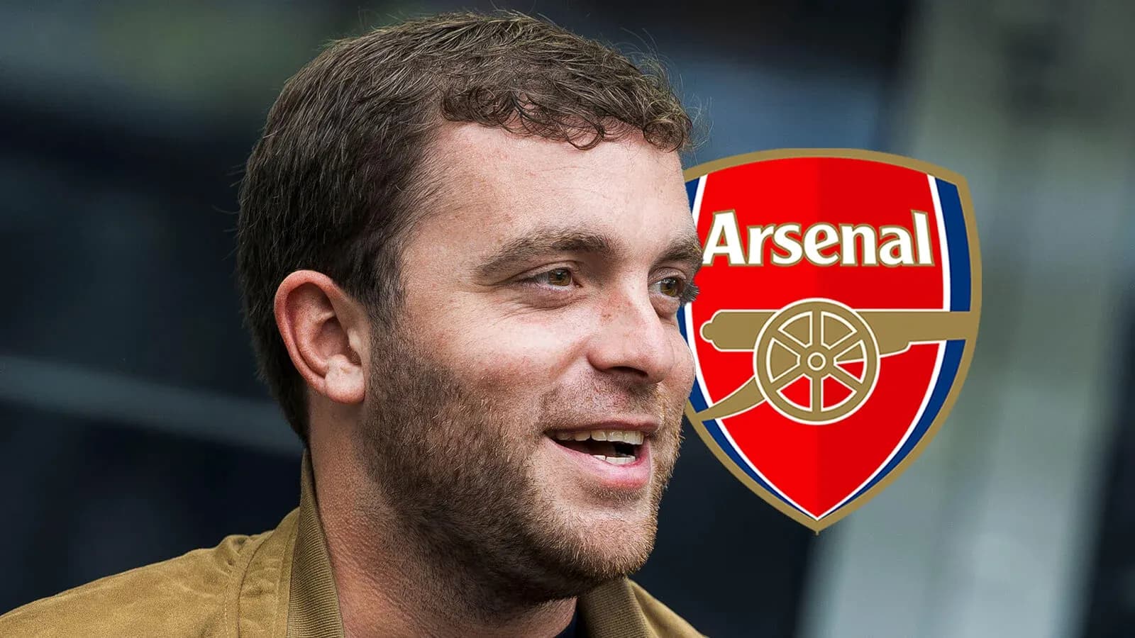 Homme souriant avec logo d'Arsenal en arrière-plan Homme souriant avec logo d'Arsenal en arrière-plan