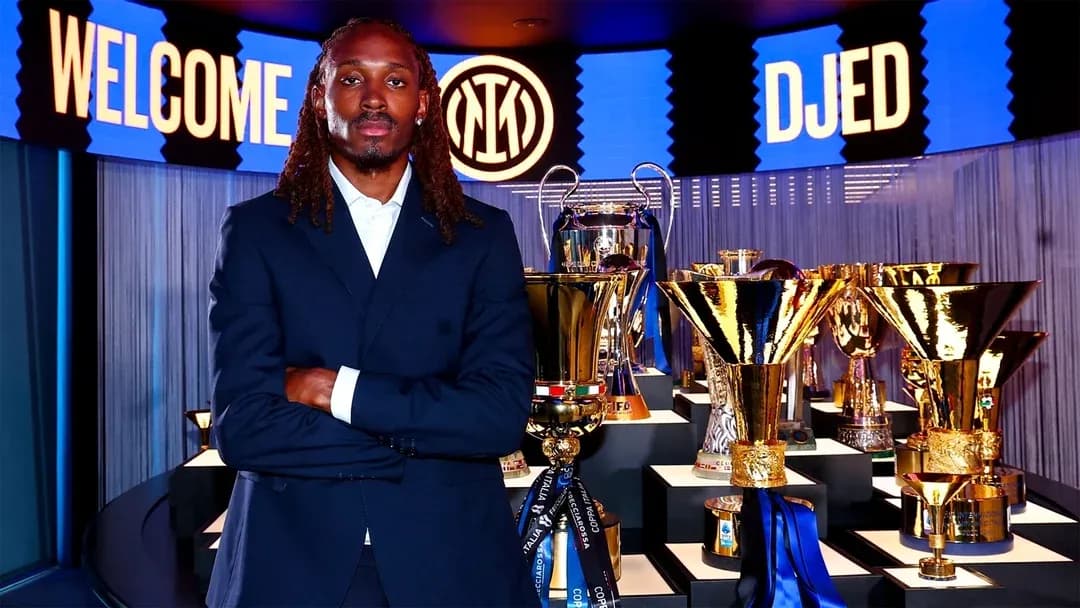Joueur posant devant des trophées au club Inter Milan Joueur posant devant des trophées au club Inter Milan