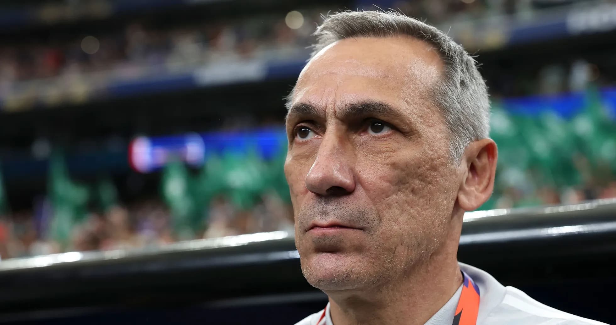 Entraîneur observant le match depuis le banc Entraîneur observant le match depuis le banc