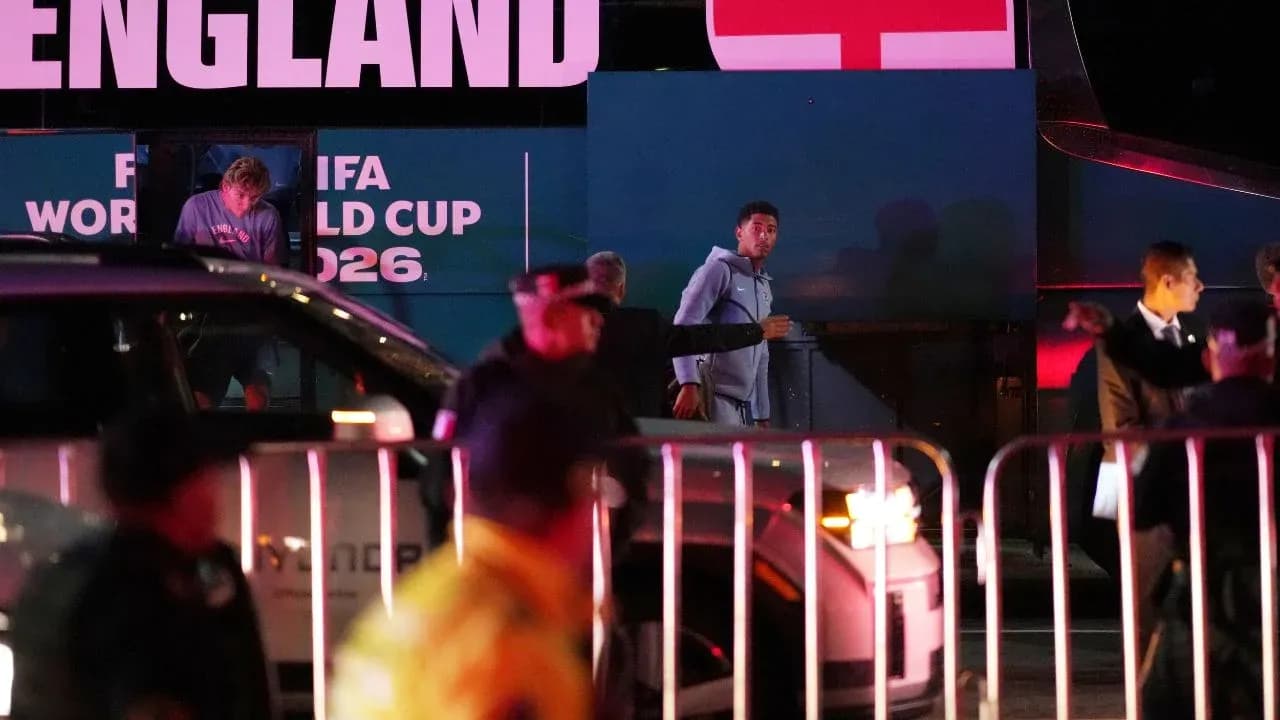 Joueurs sortant du bus de l'équipe d'Angleterre Joueurs sortant du bus de l'équipe d'Angleterre